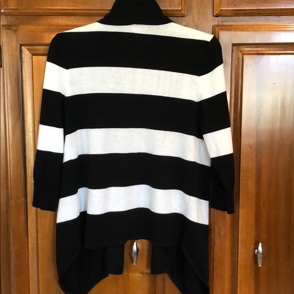 ❤️Beautiful White House Black Market Sweater❤️ - Picture 5 of 5